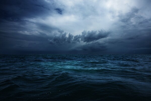 Temps nuageux sur la mer. Nuages bas