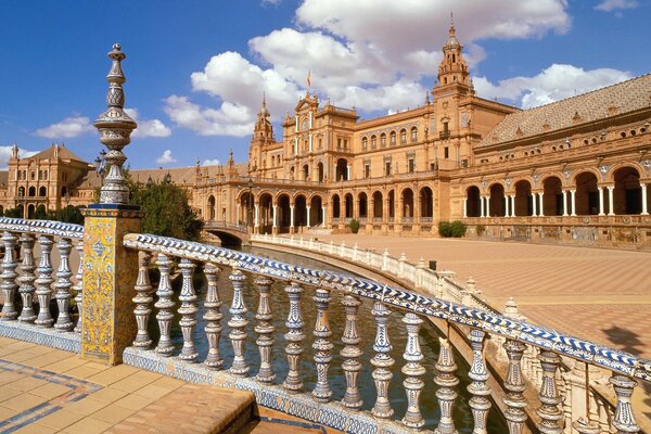 Der spanische Platz in Sevilla an einem klaren Sommertag