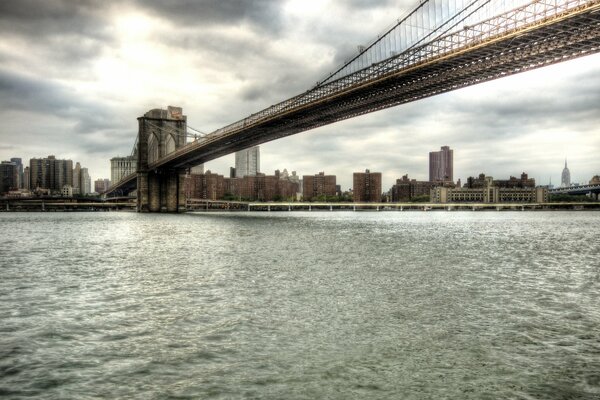 Ponte grigio di Brooklyn sul fiume
