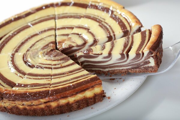 Gâteau sucré couché sur une assiette