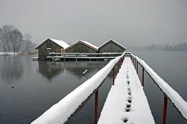 Schneebrücke in der Mitte des Sees, in Nebel gehüllt