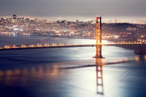 El puente de San Francisco se quema con luces doradas por la noche