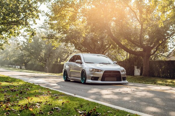 Mitsubishi Lancer im Sonnenlicht