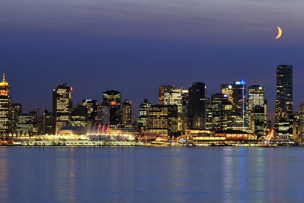 Notte nella città di Vancouver con edifici luminosi