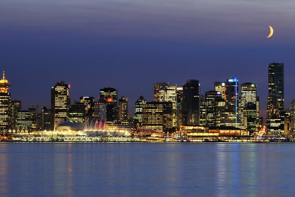 Ночь в городе Ванкувере со светящимися зданиями
