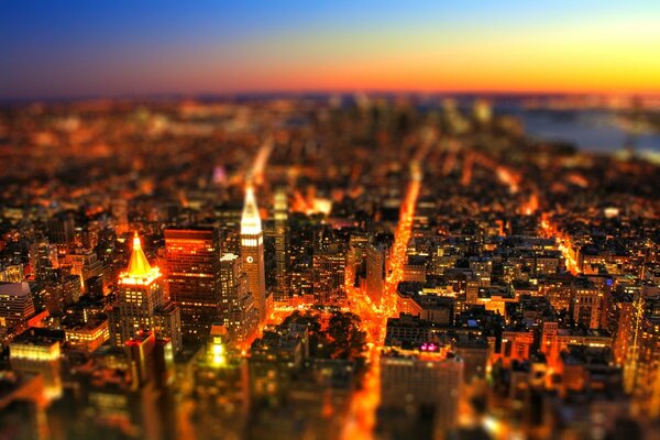 Widok z góry na miasto świecące pomarańczowymi światłami