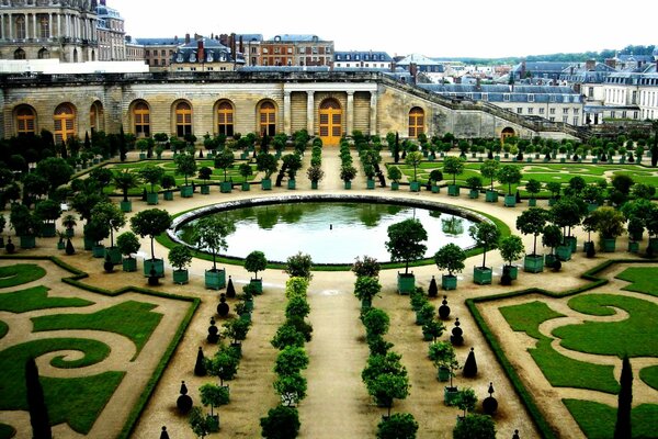 Frankreich Versailles ist ein schöner Garten mit einem großen Brunnen