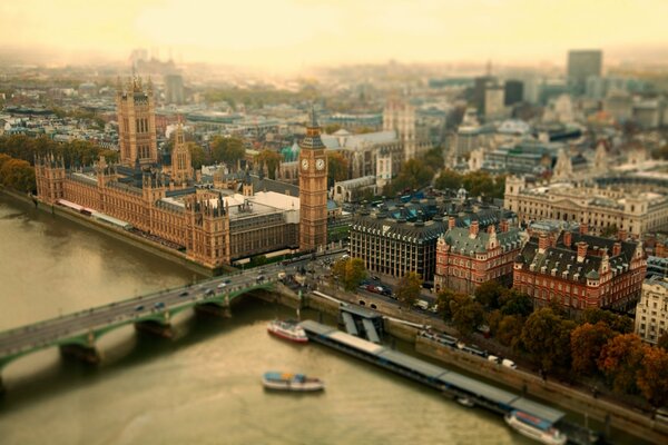 Londres en el fondo del puente de la torre tensai