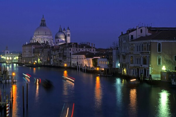 Venecia gran canal noche luces agua reflexión