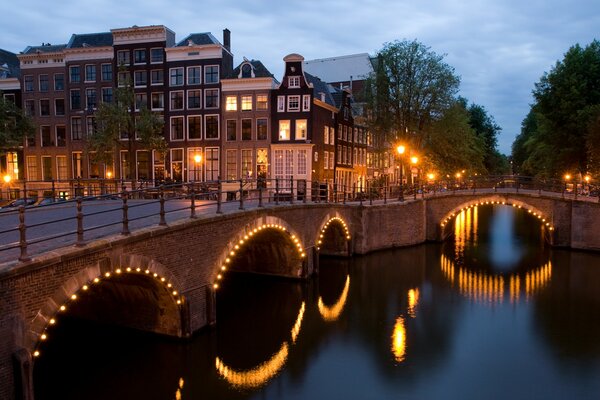 Vista dell incrocio di due canali nei Paesi Bassi