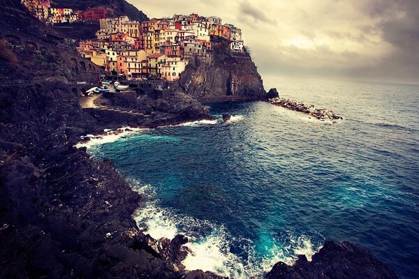 Rocas y costa de Manarola en Italia