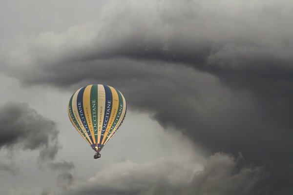 Globo en vuelo en el cielo