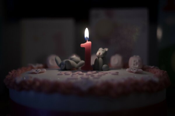 Горящая свеча в торте