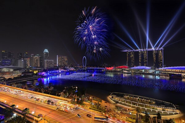 Silvesterfeuerwerk und das Marina Bay Sands Hotel im Nachtleben von Singapur