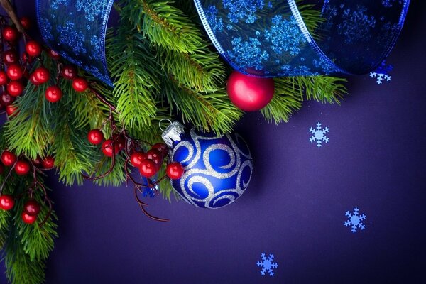 Boules de Noël sur les branches de l épinette