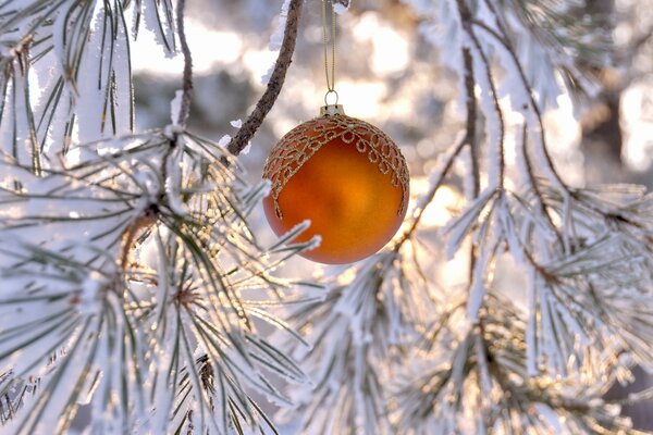 Weihnachtsspielzeug auf dem Hintergrund einer schneebedeckten Fichte