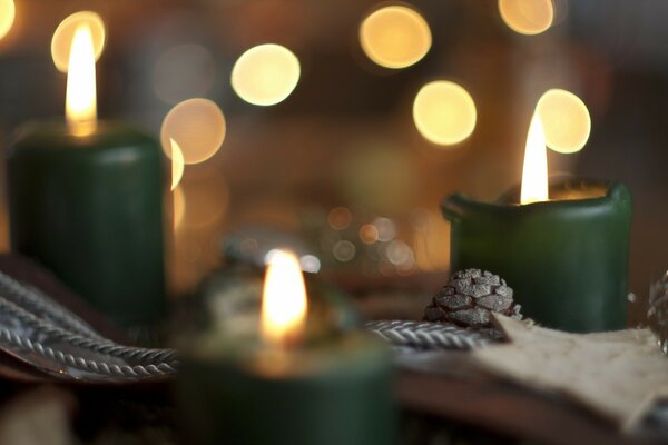 Nous décorons la table pour les vacances avec des bougies