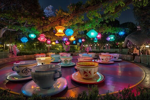 Coro de té en linternas multicolores