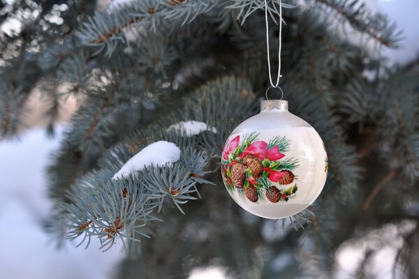 Palla bianca di Natale appesa all albero di Natale