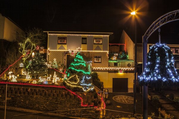 L Allemagne rencontre Noël avec une lumière festive