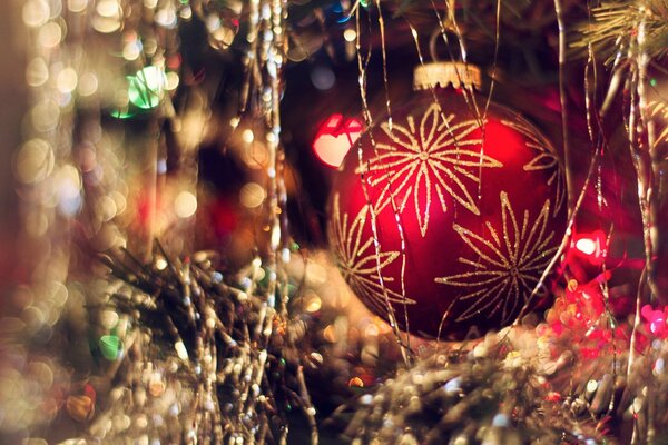 Boule de Noël sur l arbre de Noël en clinquant