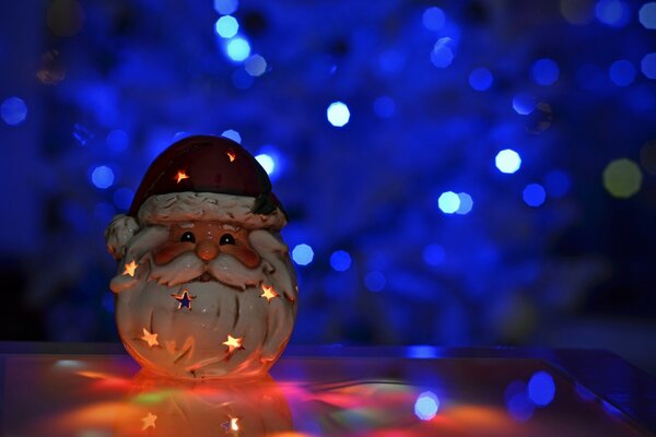 Weihnachtsmann-Figur auf festlichem blauem Hintergrund