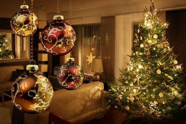 Árbol de Navidad y bolas de oro en luz suave