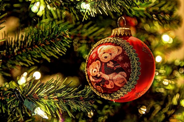 Boule de Noël avec des ours sur une branche