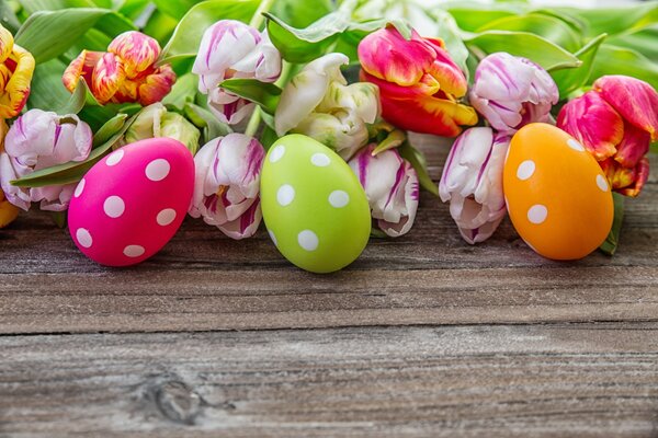 Uova di Pasqua circondate da fiori