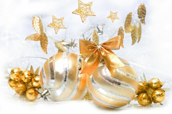 Décorations sur l arbre de Noël de couleur or
