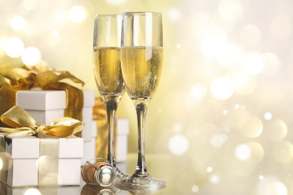 Regali di Natale e bicchieri di champagne