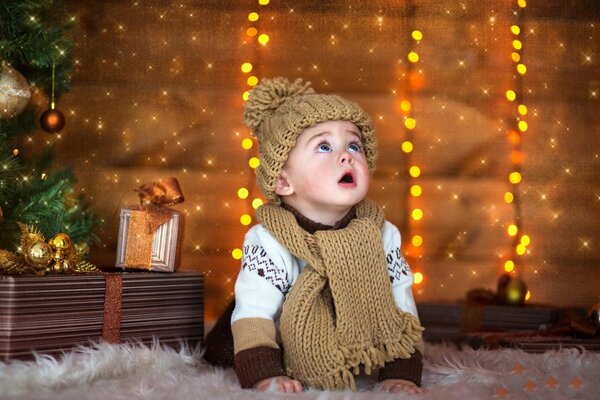 Un niño esperando un regalo de año nuevo