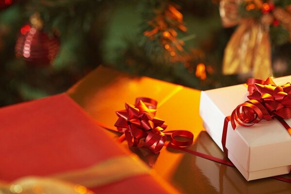 Schachteln mit Geschenken unter dem Weihnachtsbaum