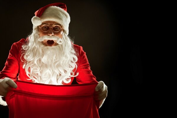 Nouvel an, lumière de vacances, père Noël avec sac cadeau