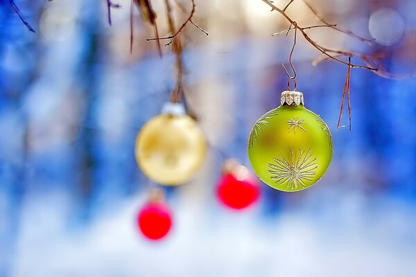 Le palle di Natale sono rosse, dorate e verdi