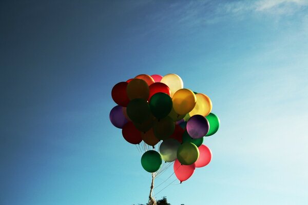 Palloncini arcobaleno nel cielo