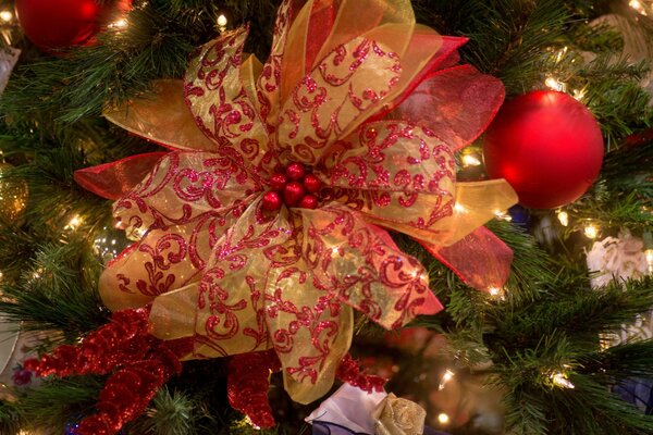 Hermosa decoración en el árbol de Navidad