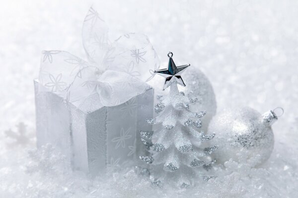 Geschenkbox und Weihnachtsbaum im Schnee