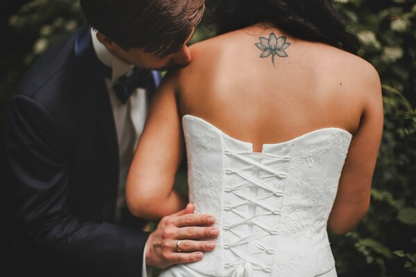 Photos of the bride and groom from the back