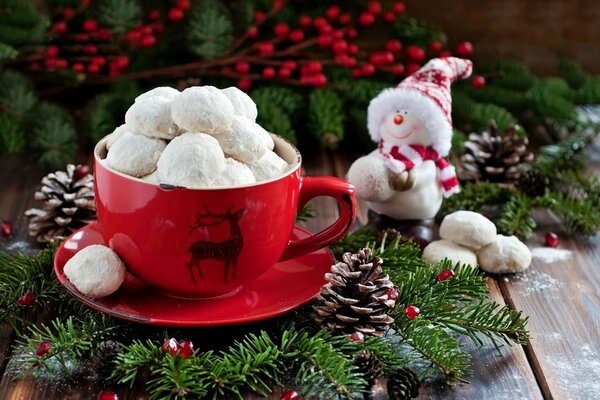 Composizione di Capodanno con albero di Natale e pupazzo di neve