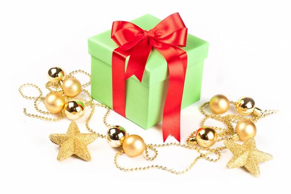 Girlanda z gwiazd i kulek w kolorze złotym i prezent w pudełku