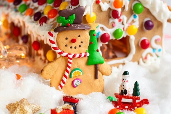 Muñeco de nieve comestible en la casa de pan de jengibre