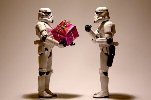 Robots from Star Wars give each other a gift