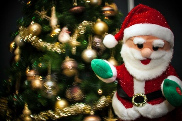 Das Weihnachtsspielzeug des Weihnachtsmannes auf dem Hintergrund eines geschmückten Weihnachtsbaumes