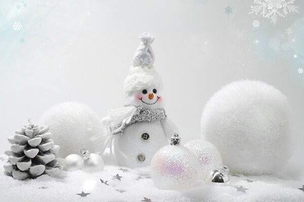 Pupazzo di neve giocattolo accanto alle palle di Natale bianche