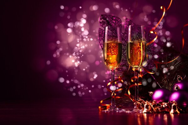 Vacanze di Capodanno bicchieri di champagne e tinsel con campane