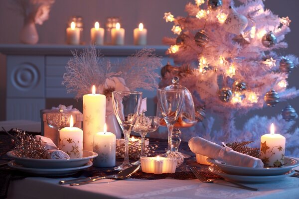 Elegante mesa de año nuevo con velas