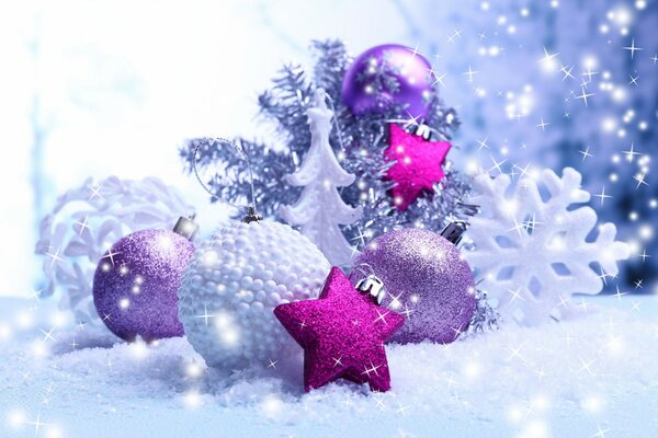 Decoraciones de invierno con bolas de árbol de Navidad y copos de nieve