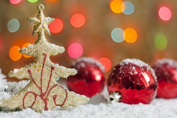 Juguetes de Navidad en la nieve