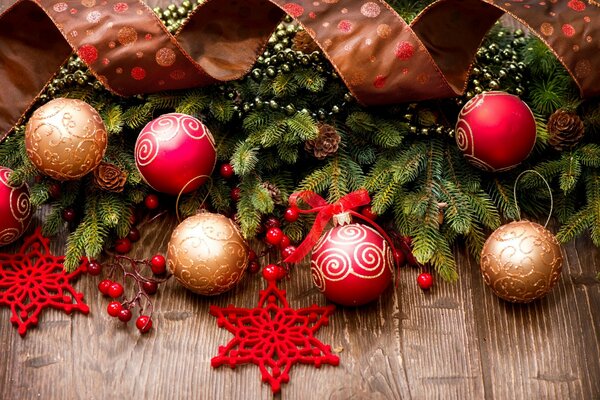 Bolas de copo de nieve y conos en el árbol de Navidad